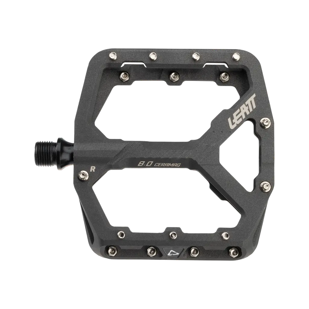 Leatt_PedalsCeraMAG_AllMtn8.0Flat_CeraGrey_9025100200_02_33f7798b-5a62-416f-8a0b-4a2c1aa89235.webp