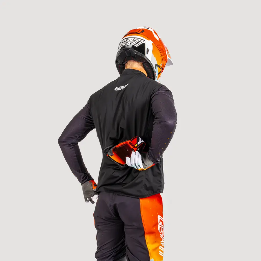 Leatt_Moto_RideVestLite_Black_Mood2_5020001030_6a31a5a7-3347-450d-bc49-8dc7487f8801.webp